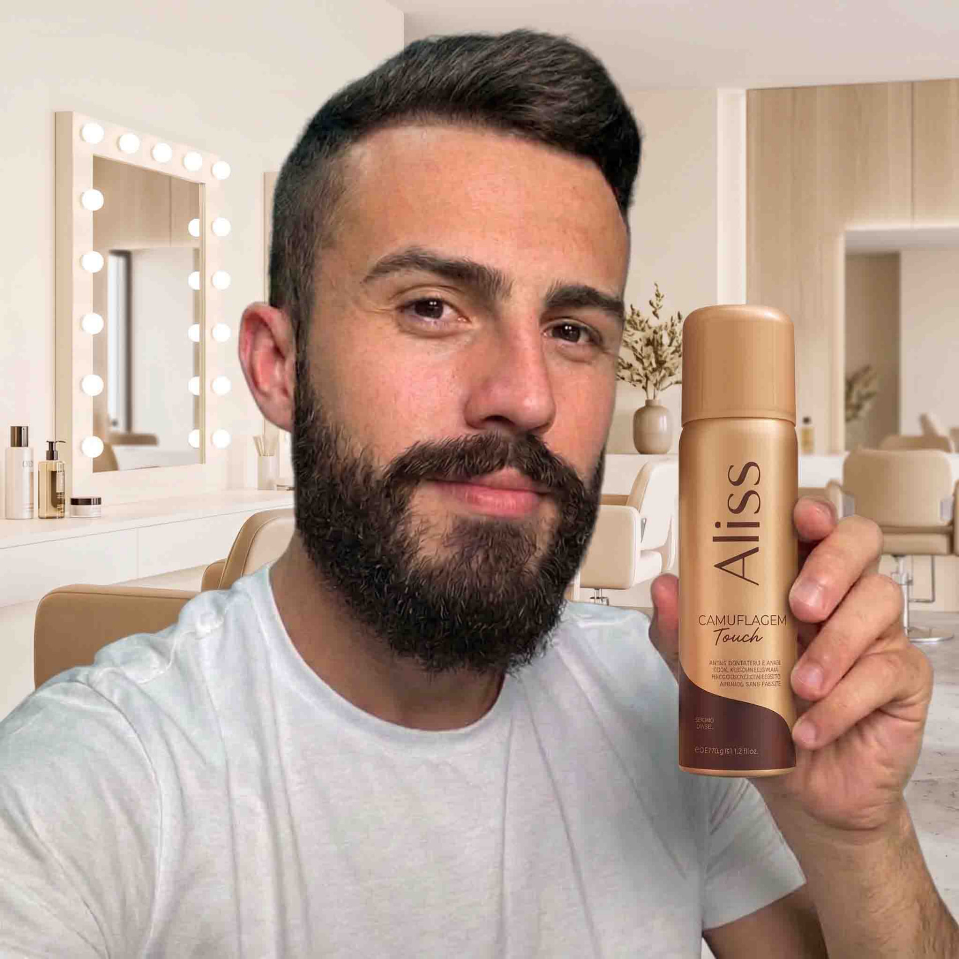 Homem segurando o Camuflage Touch Aliss